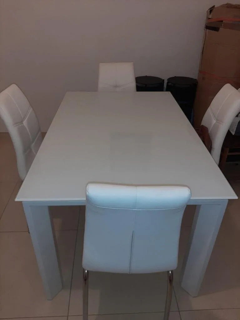 Extendable Glass Table, including 6 chairs